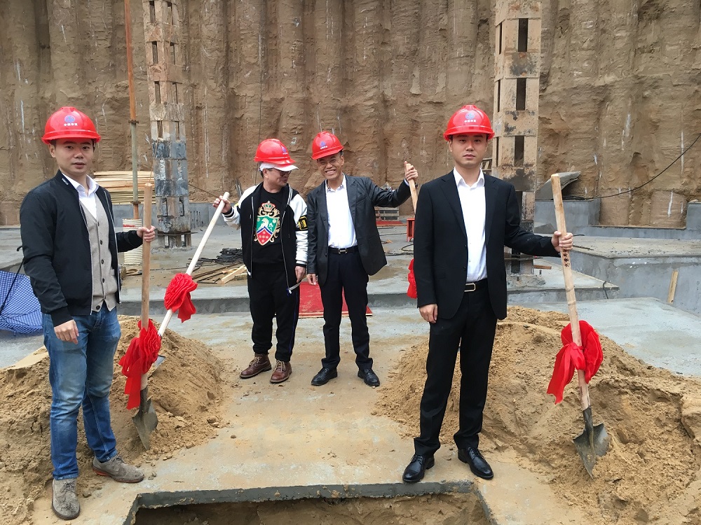 准备为奠基石培土.jpg